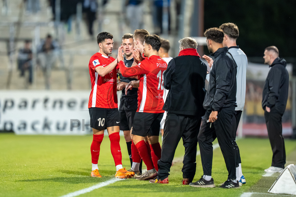 SG Sonnenhof Großaspach vs. SGV Freiberg, Fussball, Regionalliga Suedwest, 30. Spieltag, 22.04.2026 | Mert Tasdelen (SG Sonnenhof Großaspach, #10), Niklas Pollex (SG Sonnenhof Großaspach, #18),SG Sonnenhof Großaspach vs. SGV Freiberg, Fussball, Regionalliga Suedwest, 30. Spieltag, 22.04.2026