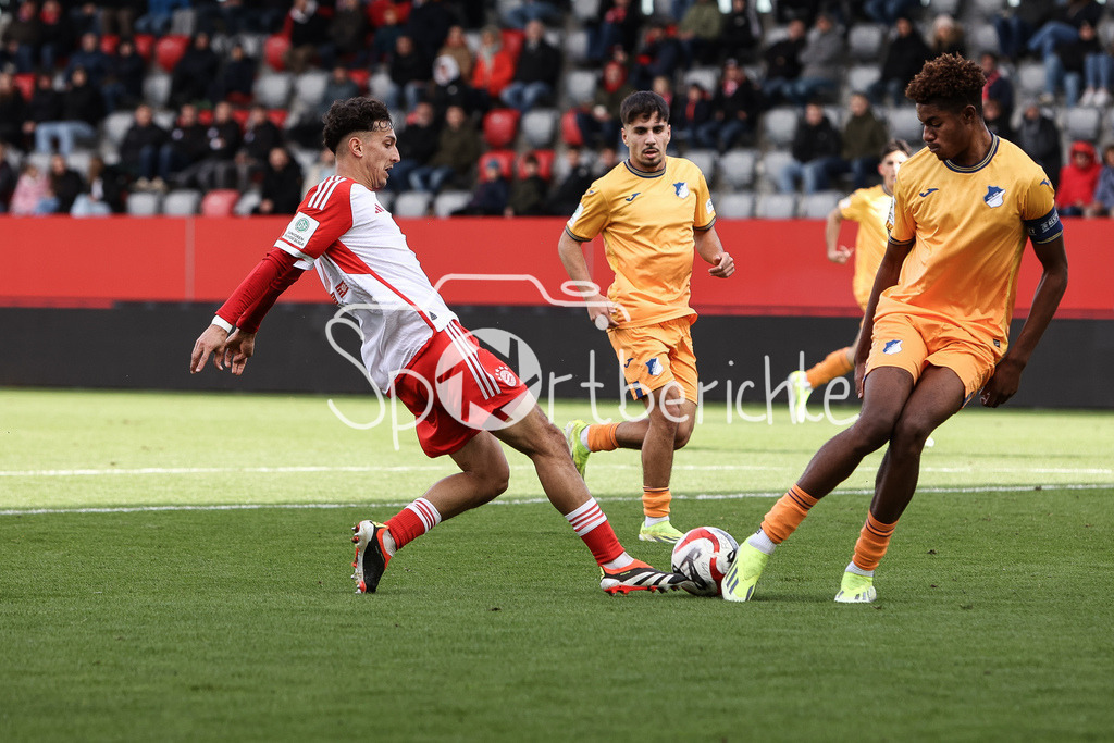 FC Bayern München U19 - TSG 1899 Hoffenheim U19 | Mudaser SADAT (FCB #10) im Duell mit Kelven FREES (TSG #5) / zweikampf