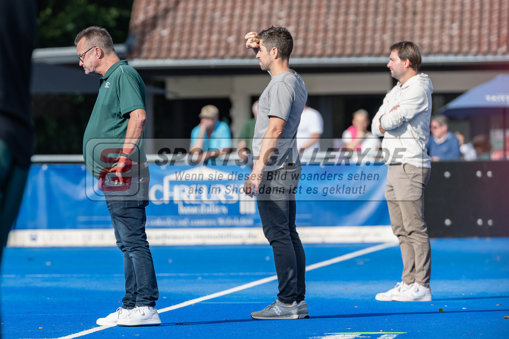 HK_20231007_105179 | 1.Bundesliga Herren Crefelder HTC - Uhlenhorst Mülheim am 7.10.2023 CHTC, Krefeld , Weerner Sartory , Ronan Gormley ( Trainer CHTC ) , Schmitz Johannes ( Trainer Crefelder HTC )