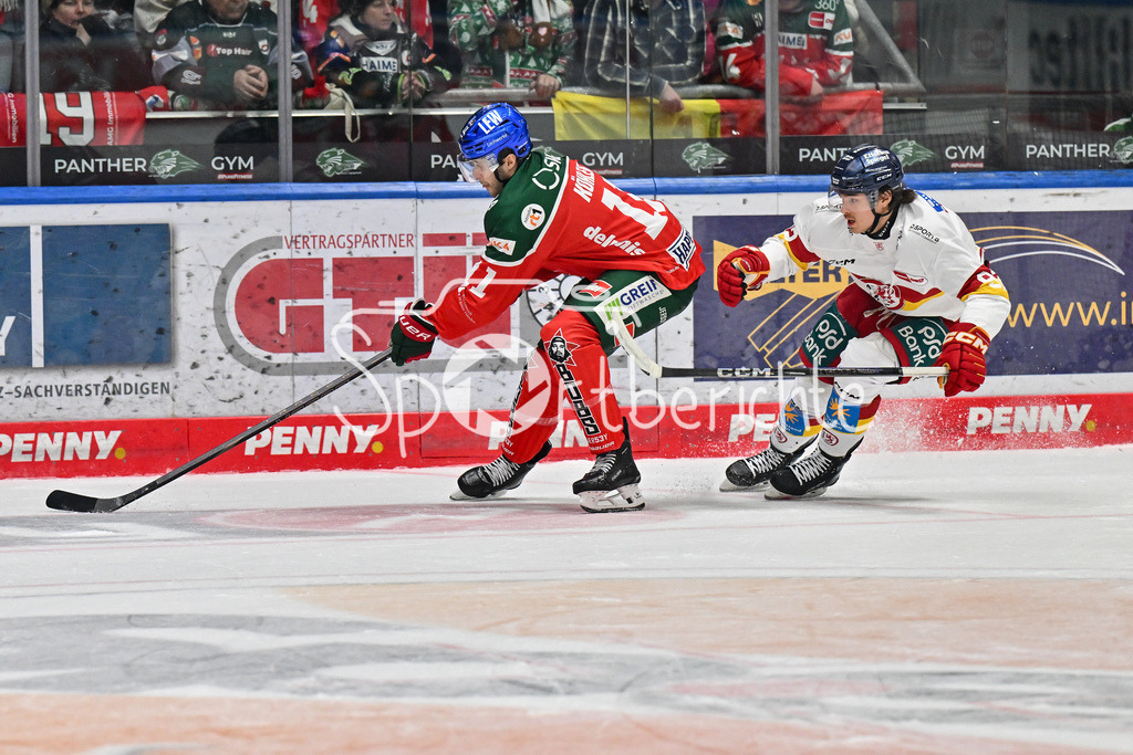 Augsburger Panther - Düsseldorfer EG | Im Duell Mick KOEHLER (Augsburger Panther #11) und Jakub BORZECKI (Duesseldorfer EG 92) / Zweikampf / DEL: Augsburger Panther - Düsseldorfer EG, Curt Frenzel Stadion am 13.12.2024