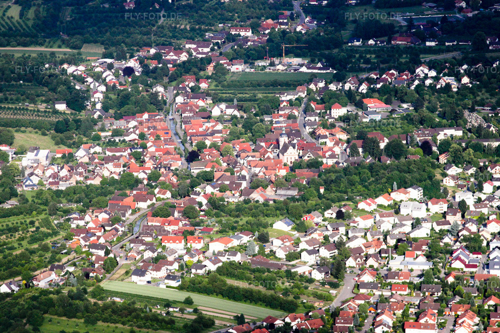 Luftbild: Ortsansicht der Straßen und Häuser der Wohngebiete im Ortsteil Sasbachried in Achern im Bundesland Baden-Württemberg in Deutschland. Foto: IMG_18846.jpg vom 03.06.2009 durch Werner Riehm/FLY-FOTO.de