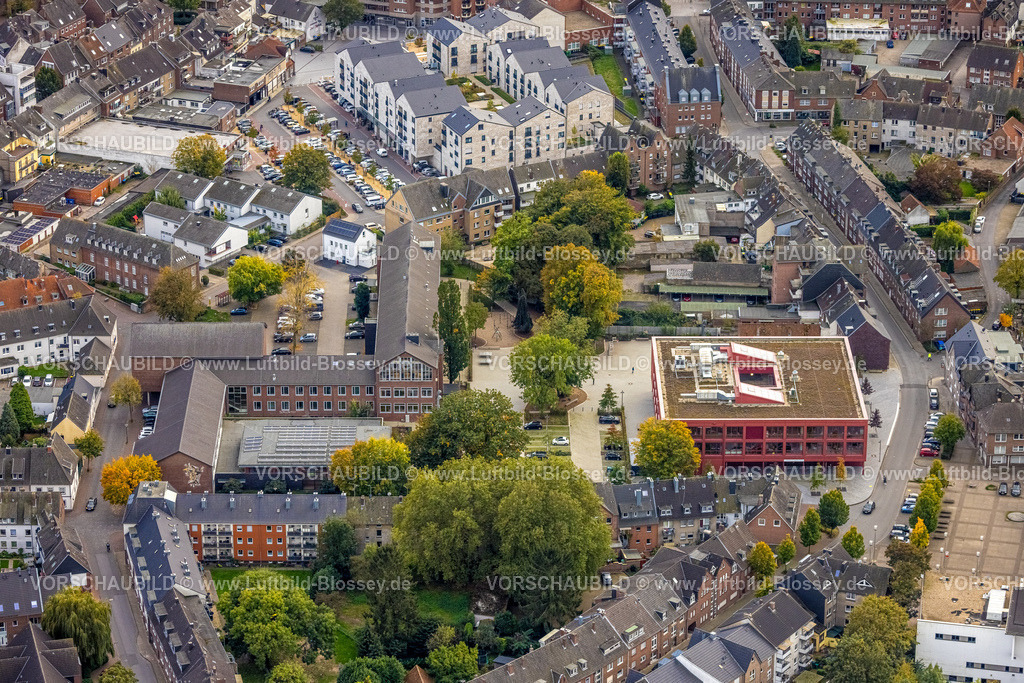 Emmerich241010500 | Luftbild, Gesamtschule, oben Neubau vivAtrium Emmerich, Wohnhäuser und Geschäftshäuser am Neumarkt, Emmerich, Emmerich am Rhein, Niederrhein, Nordrhein-Westfalen, Deutschland