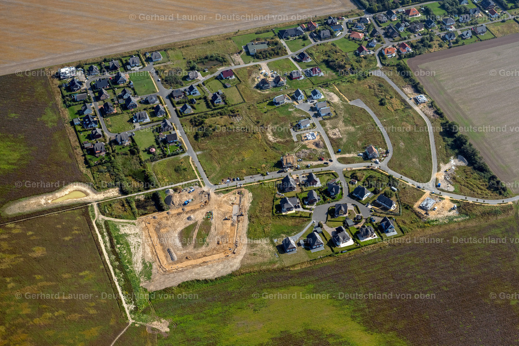 4061471 | DRANSKE 08.09.2021 Baustelle zum Neubau der Ferienhaus Anlage am Mönblick in Dranske im Bundesland Mecklenburg-Vorpommern, Deutschland. // Construction site of holiday house plant of the park on Moenblick in Dranske in the state Mecklenburg - Western Pomerania, Germany. Foto: Gerhard Launer