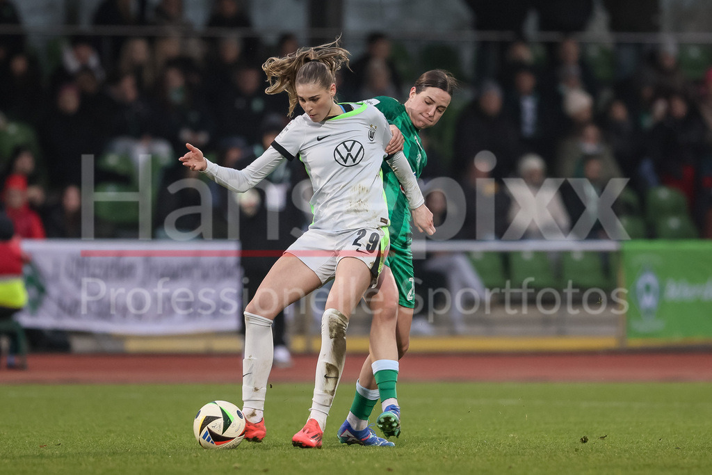 Fussball, Google Pixel Frauen-Bundesliga, SV Werder Bremen - VfL Wolfsburg | v.li.: Jule Brand (VfL Wolfsburg, 29) und Lara Schmidt (SV Werder Bremen, 24) im Zweikampf, Duell, Dynamik, Aktion, Action, Spielszene, DIE DFB-RICHTLINIEN UNTERSAGEN JEGLICHE NUTZUNG VON FOTOS ALS SEQUENZBILDER UND/ODER VIDEOÄHNLICHE FOTOSTRECKEN. DFB REGULATIONS PROHIBIT ANY USE OF PHOTOGRAPHS AS IMAGE SEQUENCES AND/OR QUASI-VIDEO.
