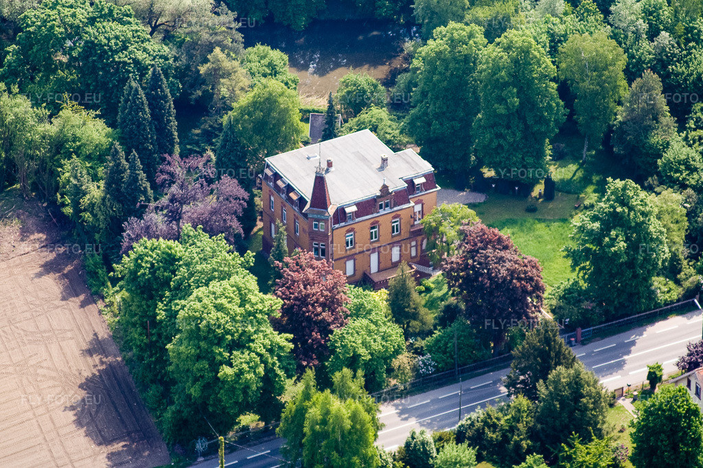 Vue aérienne: Villa avec parc à le quartier Neulauterburg in Lauterbourg dans le département Bas Rhin, France – .Photo: IMG_18153.jpg prise le 03/05/2009 par Werner Riehm/FLY-FOTO.eu – Résolution de l'original: 4134 x 2756 px
