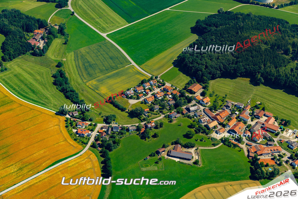 Aktuelles Luftbild von Abersdorf Steinhöring - Die Luftaufnahme wurde 2022 mittels UL-Flugzeug erstellt ( keine Drohne ) - hochauflösende Kamera-Systeme von  Canon -Beste Qualität - Für grossformatige Ausdrucke geeignet. Die Geschenkidee !