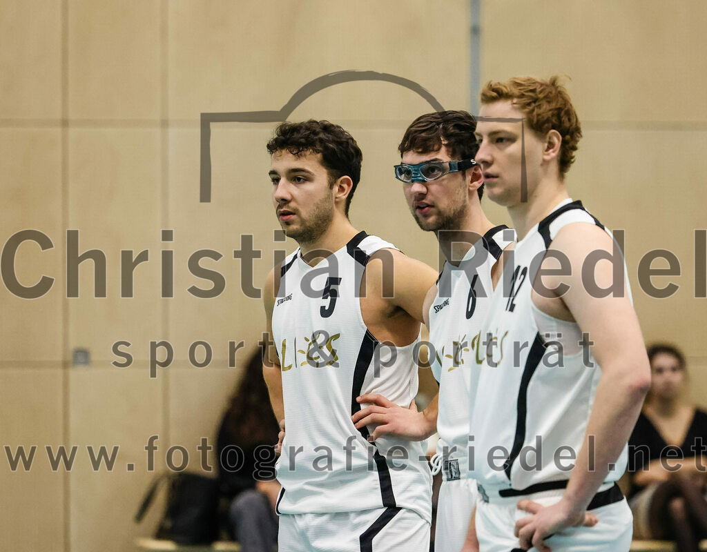 2022-12-03_011_TSV_Vaterstetten_gegen_TG_Landshut | Vaterstetten, Deutschland, 03.12.2022:
Basketball, Bayernliga Herren Südost 2022 / 2023, 7. Spieltag, TSV Vaterstetten gegen TG Landshut, Endergebnis: 71:78

Jonathan Andre (TSV Vaterstetten, #5), Maximilian Rothe (TSV Vaterstetten, #6), Alain Gales (TSV Vaterstetten, #12)

Foto: Christian Riedel / fotografie-riedel.net