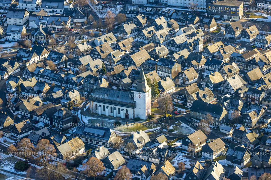 Winterberg260104986 | Luftbild, kath. Kirche St. Jakobus der Ältere und Wohnhäuser in der Ortsmitte, Winterberg, Sauerland, Nordrhein-Westfalen, Deutschland
