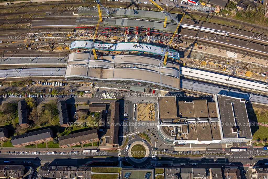 Duisburg250402611 | Luftbild, Hauptbahnhof Hbf Großbaustelle mit Neubau Gleishalle und Bahnhofsvorplatz Ost, Bauarbeiten Bahnhofsdach (Die Welle), Dellviertel, Duisburg, Ruhrgebiet, Nordrhein-Westfalen, Deutschland