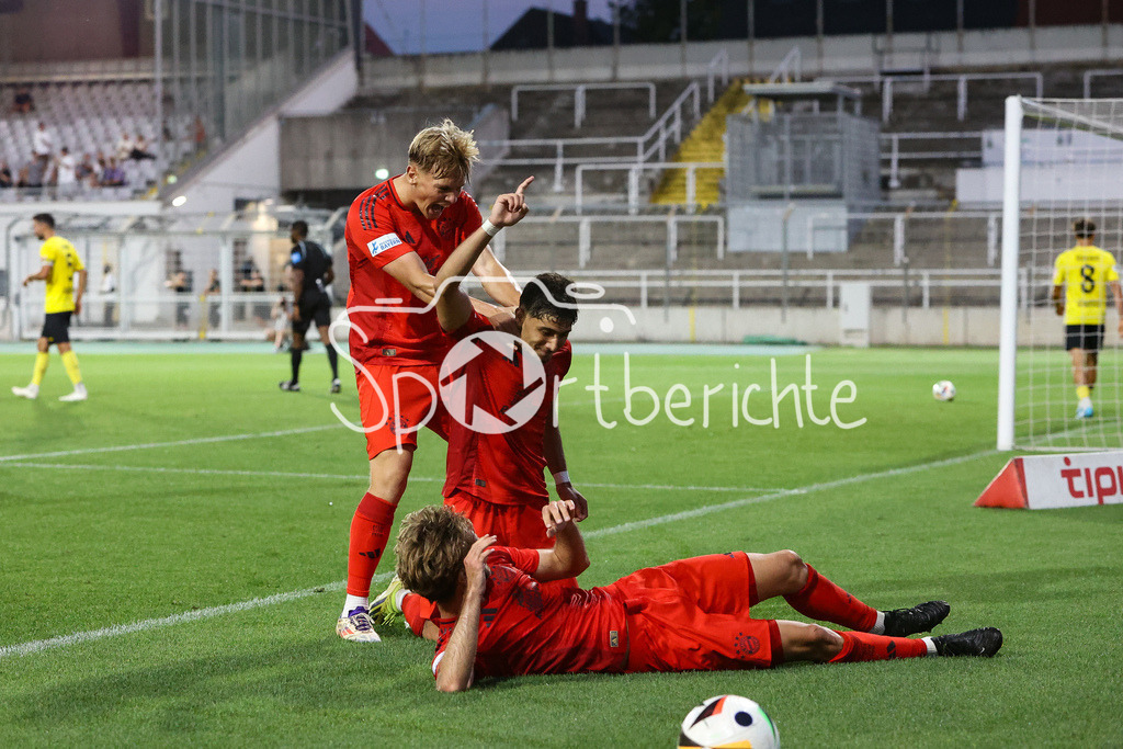 FC Bayern Amateure - SpVgg Bayreuth | Grenzenloser Jubel nach dem Treffer zum 4-2 durch Emirhan DEMIRCAN (FCB #11) / Freude / Happy / Tor / Torschuezte / Luca DENK (FCB #6)