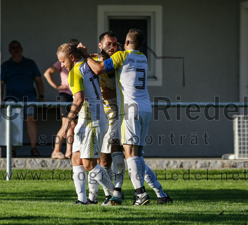 2023-08-18_113_SpVgg_Eichenkofen_gegen_FC_Langenpreising | Erding, Deutschland, 18.08.2023:
Fußball, A-Klasse 2023 / 2024, 3. Spieltag, SpVgg Eichenkofen gegen FC Langenpreising, Endergebnis: 0:2

Jubel nach dem 0:2 durch Patrick Listl (SpVgg Langenpreising, #9)
Sascha Dörner (SpVgg Langenpreising, #17), Martin Maier (SpVgg Langenpreising, #3)

Foto: Christian Riedel / fotografie-riedel.net