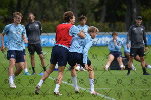 RGE_0330 | Hertha BSC, 2.Bundesliga, Herren, Fußball, Training auf dem Schenckendorffplatz, Mittwoch 09.09. 2026, Saison 2026/27,  von li. Selim Telib ( Hertha BSC ), Luca Schuler ( Hertha BSC ), Fotograf: Ralf Gebhardt - Realisiert mit Pictrs.com