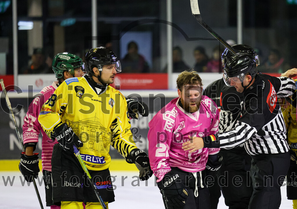 2025-10-10_165_TSV_Erding_gegen_onesto_Tigers_Bayreuth | Erding, Deutschland, 10.10.2025:Eishockey, Oberliga Süd 2025 / 2026, 7. Spieltag, TSV Erding gegen onesto Tigers Bayreuth, Endergebnis: 2:5Florian Lüsch (onesto Tigers Bayreuth, #98), Grady Hobbs (Erding Gladiators, #22)Foto: Christian Riedel / fotografie-riedel.net