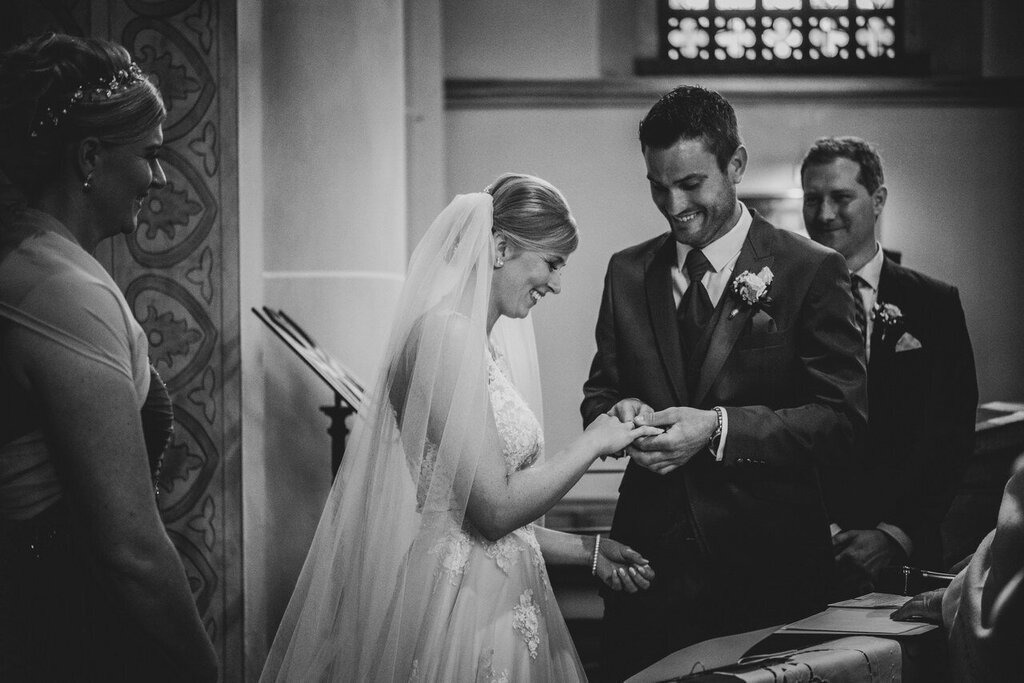 Hochzeit_Trauung_018 | Mein Name ist Arkadius. Ich fotografiere Ihre Hochzeit in Frankfurt und im Umkreis von 200 km. Als Fotograf bin ich noch bekannt im Bereich Business- und Modefotografie.