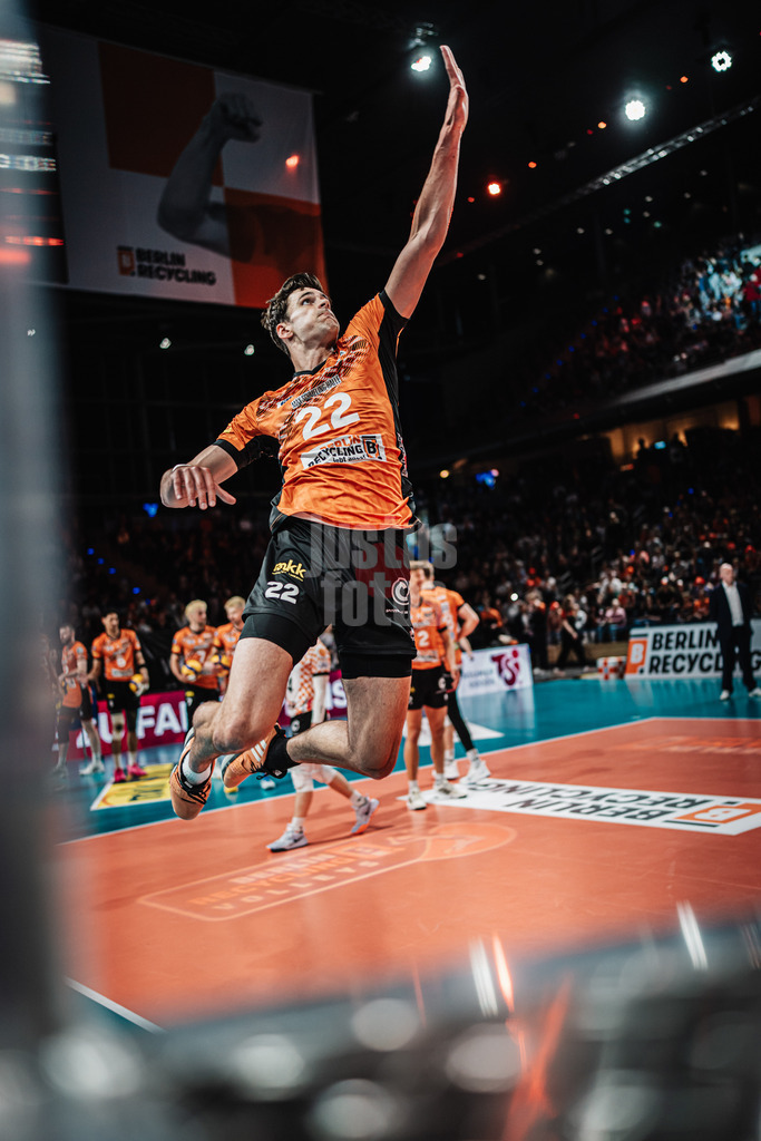 Volleyball | Herren | Saison 2024/2025 | 1. Volleyball Bundesliga Männer | Finale | BERLIN RECYCLING Volleys vs. SVG Lüneburg | 03.05.2025 | Jake Hanes (#22, Berlin Recycling Volleys) beim Warmup