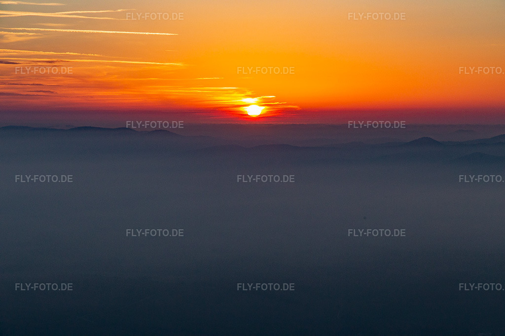 Luftbild: Sonnenuntergang über den Nordvogesen und dem Pfälzerwald in Wissembourg im Bundesland Bas-Rhin in Frankreich. Foto: IMG_144106.jpg vom 09.11.2024 durch Werner Riehm/FLY-FOTO.de