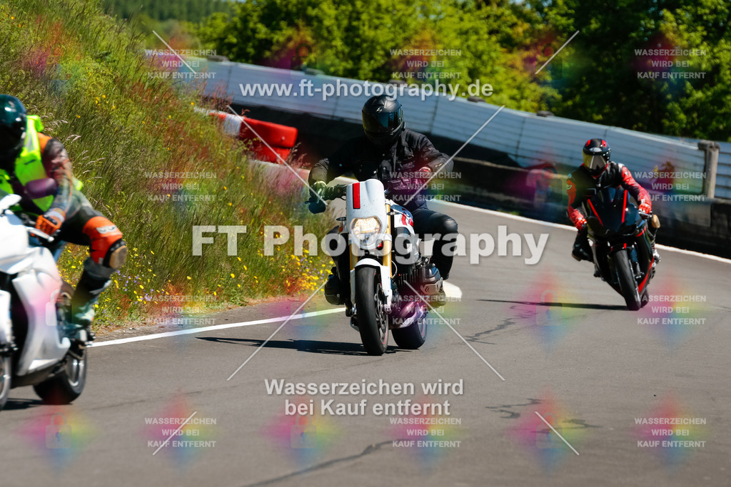 Moto-TeamOBK-22224 | Hier findet Ihr Bilder von Touristenfahrten auf der Nürburgring Nordschleife oder von anderen Veranstaltungen die ich besucht habe. Viel Spass beim Durch Schauen 