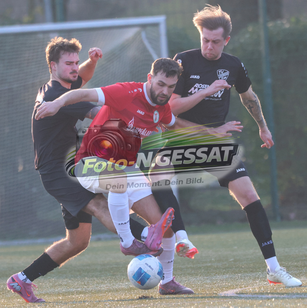 Bünder SV - TV Elverdissen | Auf dem Bild zu sehen: rot Bünder SV: Robert Lipkowski ; schwarz TV Elverdissen v.l.: Lukas Büker, Yann Gomes de Barros Coelho Bünder SV, TV Elverdissen, Saison 25/26, Kreisliga A, Deutschland - Realisiert mit Pictrs.com