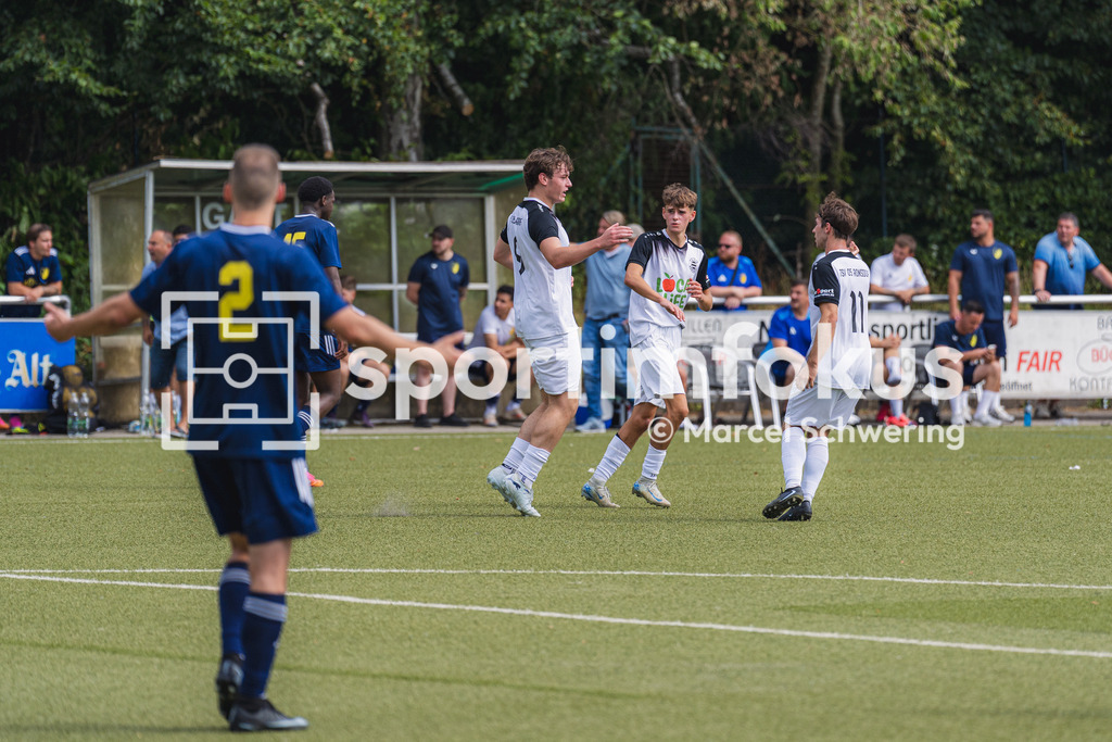 Wuppertaler Tennis-Stadtmeisterschaften | Gian-Luca Stindt (TSV 05 Ronsdorf) beim Torjubel. TSV 05 Ronsdorf gegen SC 1920 Oberhausen, Niederrheinpokal, 1. Runde, Kunstrasenplatz Sportplatz Parkstraße, Wuppertal, 09.08.2026. - Realisiert mit Pictrs.com