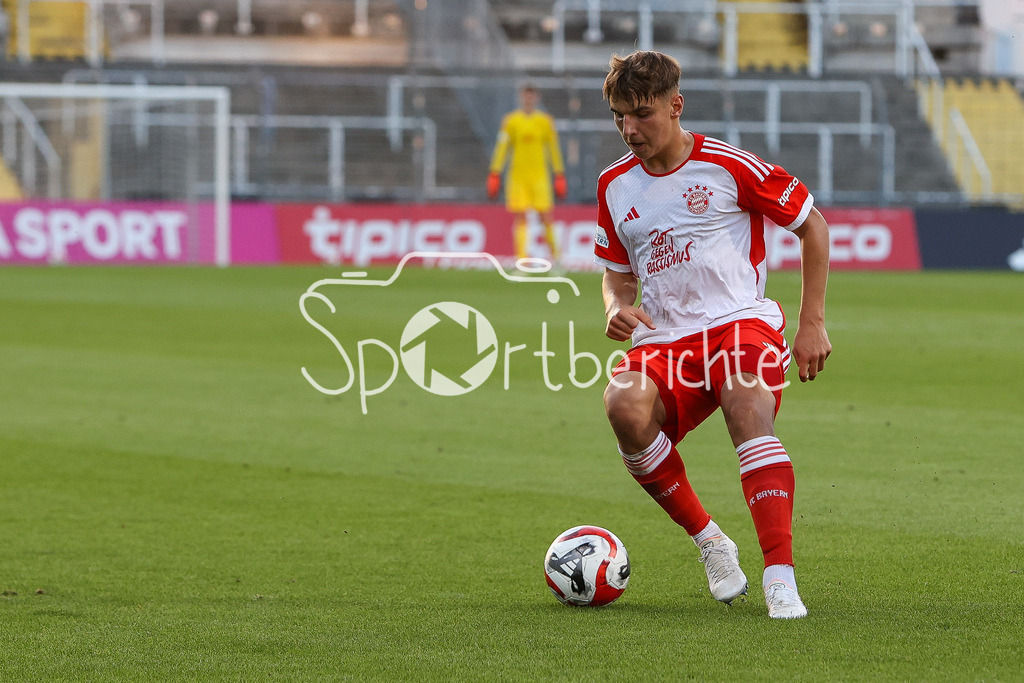 FC Bayern Amateure - FC Memmingen | Max SCHOLZE (FCB #2) am Ball / Freisteller / Einzelfoto