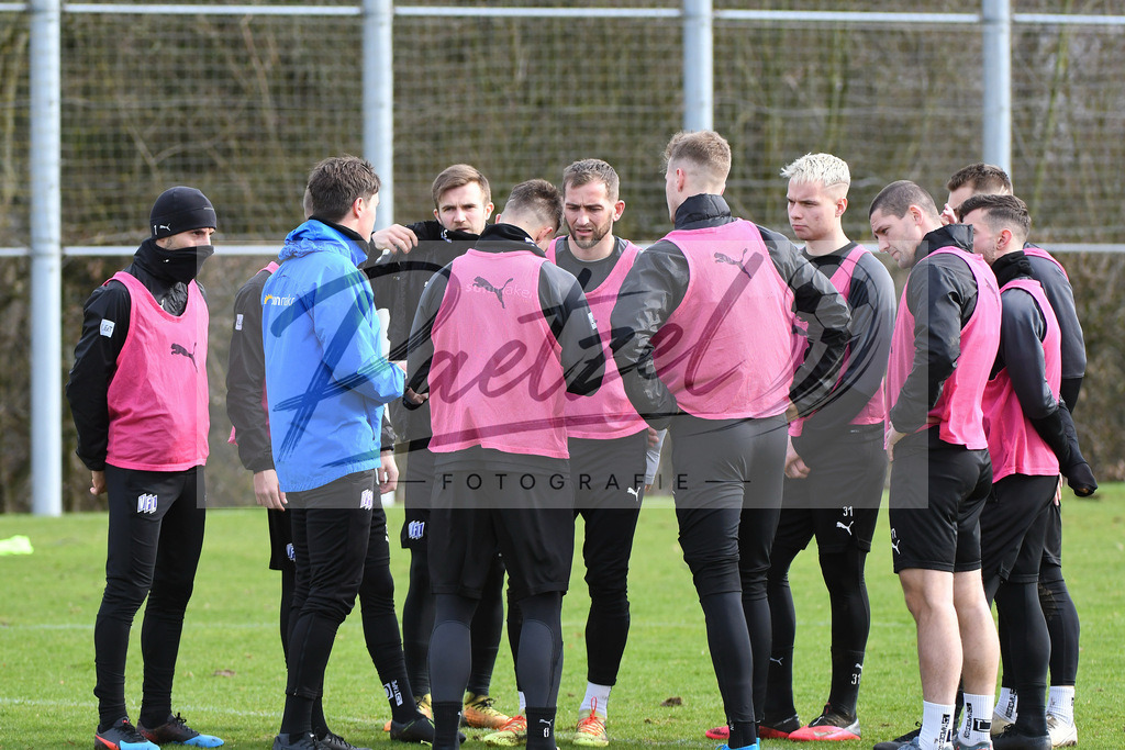 20200229_TRAOSN_0058 | Fussball, Herren: . Die Spieler vom VfL Osnabrueck bilden einen Teamkreis waehrend der Trainingseinheit des VfL Osnabrueck im Sportpark Illoshoehe am 29.02.2020 in Osnabrueck, Deutschland. - Realisiert mit Pictrs.com