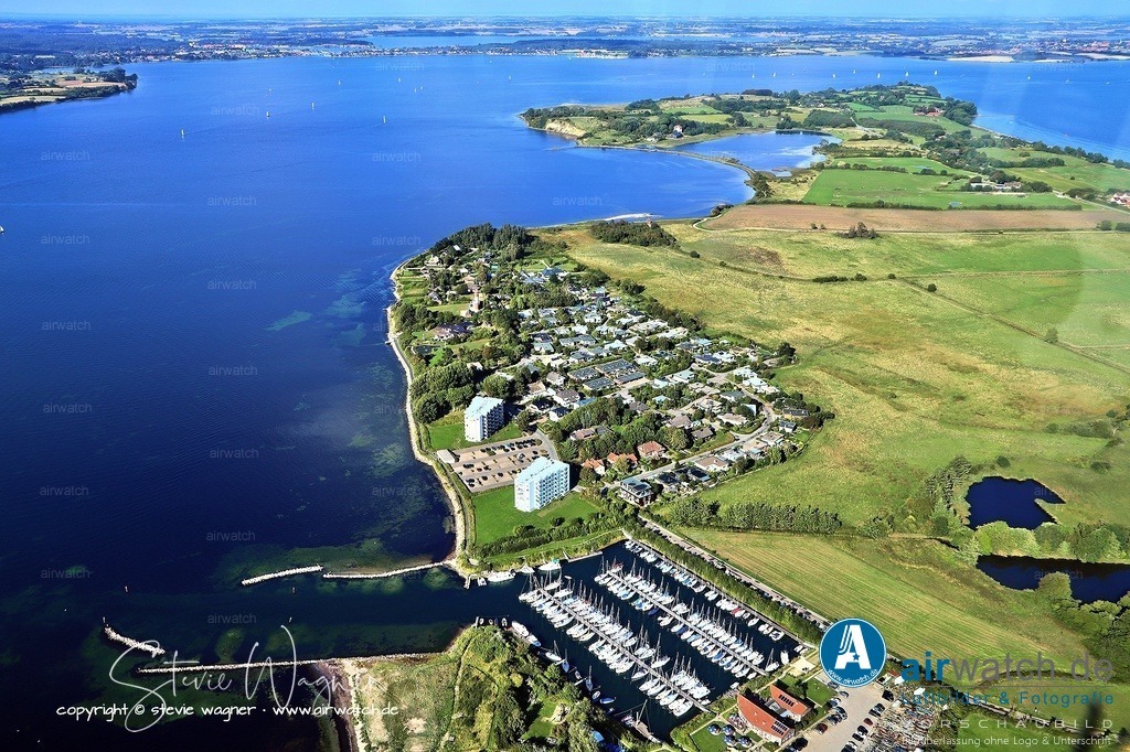 Luftbild Halbinsel Holnis bei Glücksburg - Das Gebiet wird seit 1993 unter Schutz gestellt |  Das Gebiet wird seit 1993 unter Schutz gestellt und wird vom Landesverband Schleswig-Holstein des Naturschutzbundes Deutschland betreut. Die Stiftung Naturschutz Schleswig-Holstein ist seit 1995 Eigentümerin der Flächen des Kleinen Noors, das 2002 wieder geflutet wurde, um einen wertvollen Brackwasser-Lebensraum zu schaffen.
