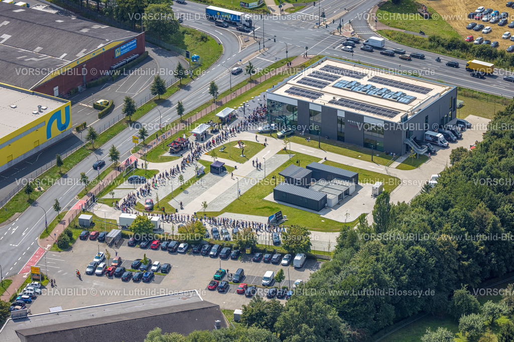 Hamm250808668 | Luftbild Hamm Kunstgalerie Mensing, Event, 1000 Besucher werden in der Kunstgalerie Art Cube erwartet, Ex-Rapper Kollega tritt auf, Besucherschlange, Rhynern, Hamm, Nordrhein-Westfalen, Deutschland