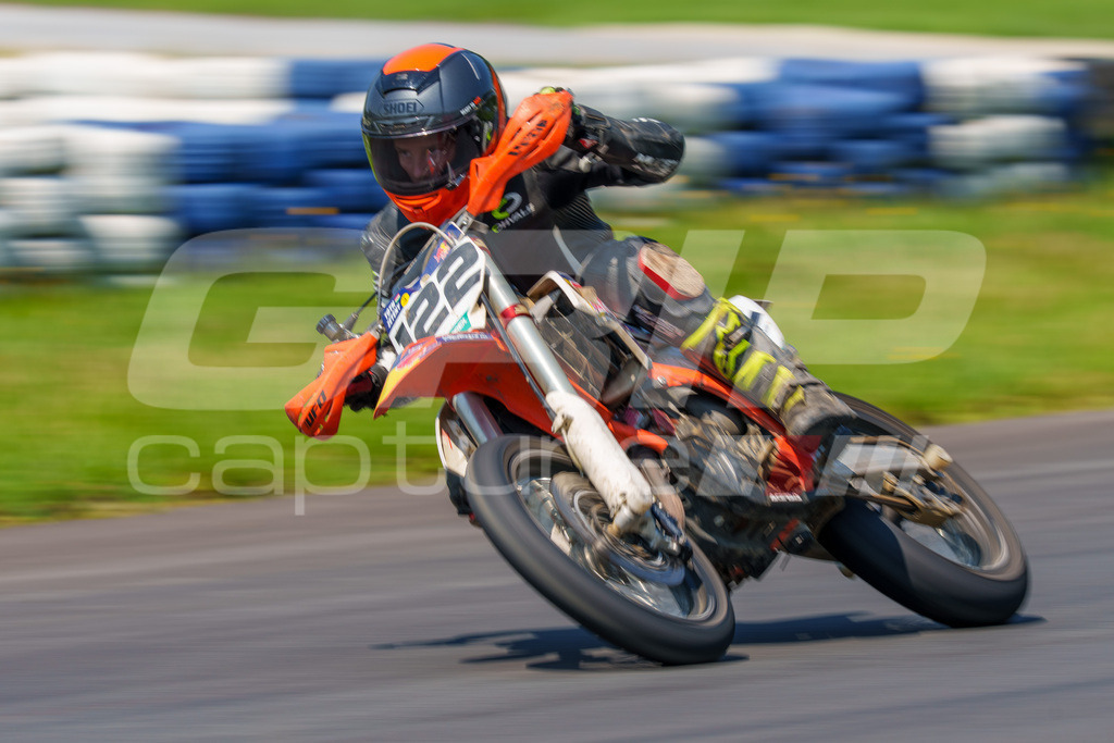 G-Cup + Supermoto Staatsmeisterschaft + Hungarian Supermoto Championship | GRIPcapture steht für authentische Sportfotografie in Österreich – für Momente, die mehr sind als Geschwindigkeit oder Ergebnis. Es geht um Emotion, Spannung, Fokus und den Augenblick, der oft nur einen Wimpernschlag dauert.Ob Motorsport, Teamsport oder 