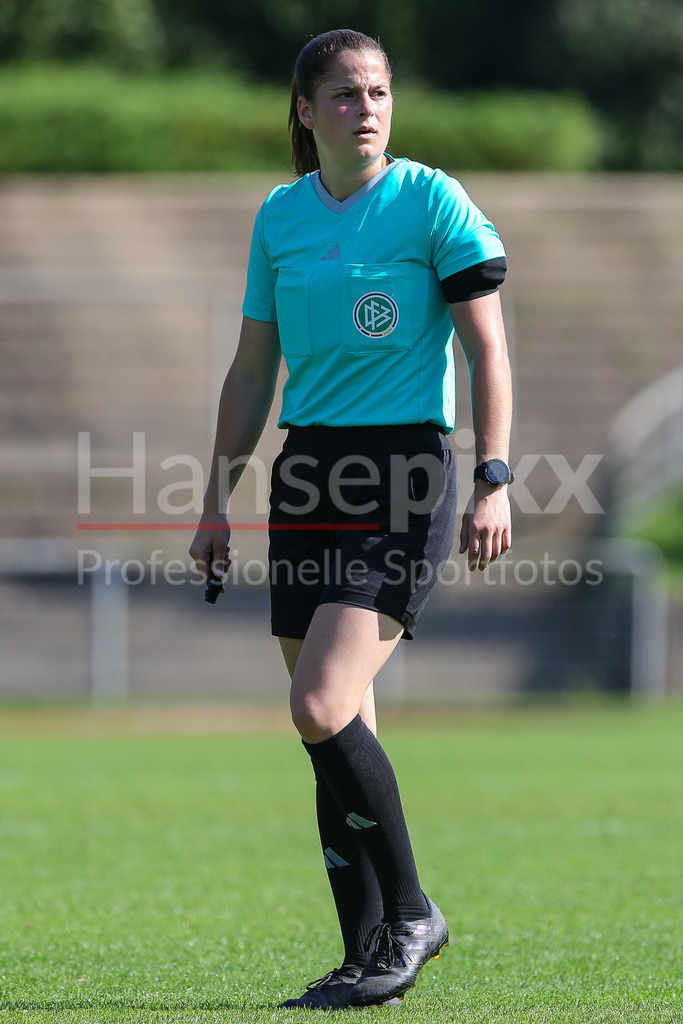 Fussball, DFB-Pokal Frauen, Borussia Mönchengladbach - SV Werder Bremen | v.li.: Schiedsrichterin Anne Uersfeld, DIE DFB-RICHTLINIEN UNTERSAGEN JEGLICHE NUTZUNG VON FOTOS ALS SEQUENZBILDER UND/ODER VIDEOÄHNLICHE FOTOSTRECKEN. DFB REGULATIONS PROHIBIT ANY USE OF PHOTOGRAPHS AS IMAGE SEQUENCES AND/OR QUASI-VIDEO.