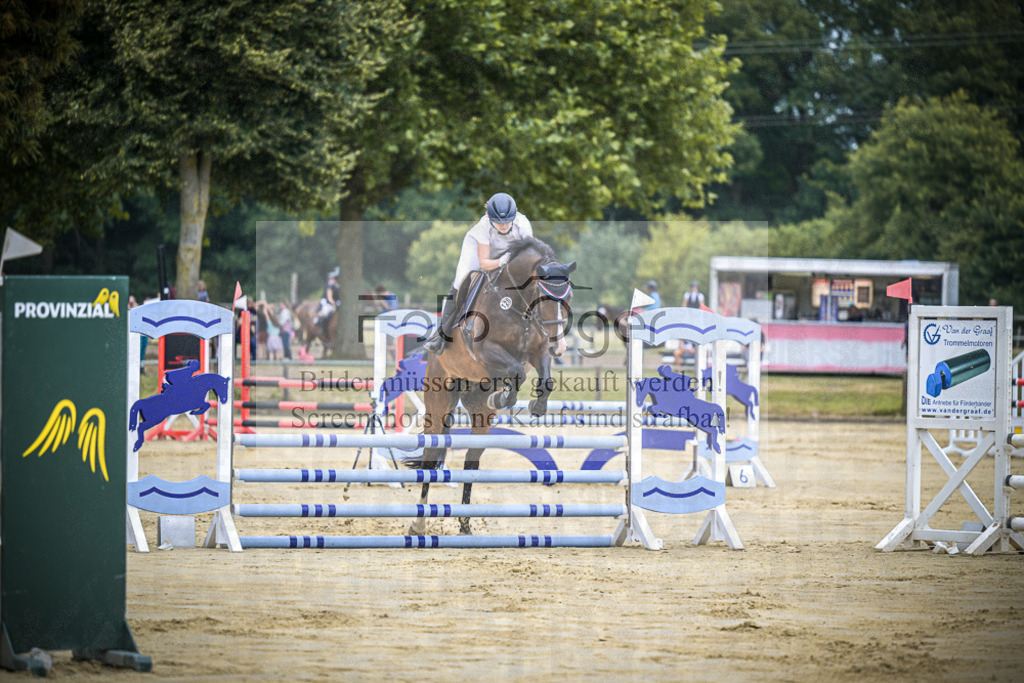 DOS_7053 | Entdecke hochwertige Reitturnierfotos von Foto Oger. Professionell, emotional und authentisch – jetzt Lieblingsmomente im Shop bestellen.Deutschlandweite Turnierfotografie. - Realisiert mit Pictrs.com