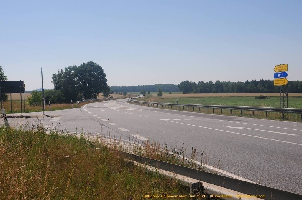 Geißmannsdorf-2026-Ortsbilder-187 | Geißmannsdorf bei Bischofswerda im Sommer 2026. Ein fotografischer Streifzug durch das Dorf Geißmannsdorf, mit Gebäuden, Straßen, Strohpuppen und geschmückten Vorgärten und Grundstücken anlässlich der 800-Jahr-Feier von Geißmannsdorf im Juni 2026 - Realisiert mit Pictrs.com