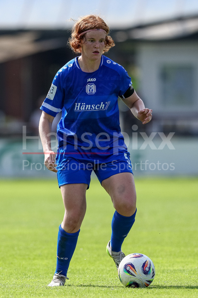 Fussball, Testspiel Frauen, SV Meppen - DSC Arminia Bielefeld | Lena Göppel (SV Meppen, 5) am Ball, Freisteller, Einzelbild, Ganzkörper, Aktion, Action, Spielszene