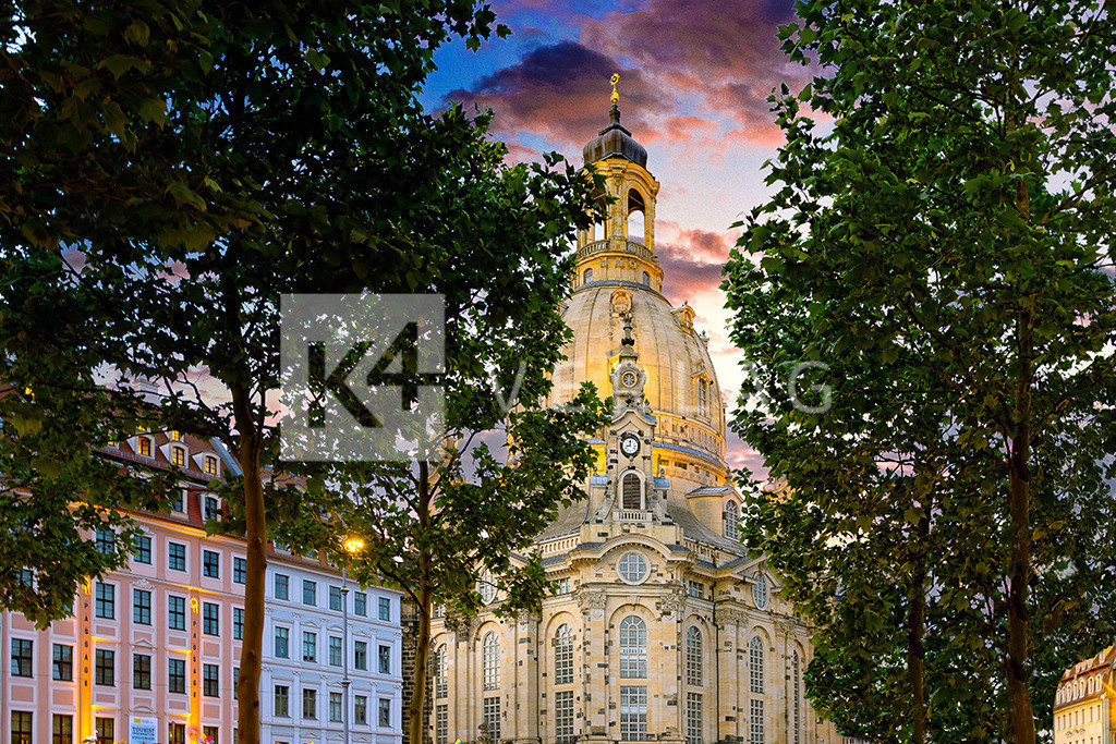 Frauenkirche-Neumarkt-0U3A3107 | Die Frauenkirche inmitten der historischen Fassaden des Neumarktes. - Realisiert mit Pictrs.com