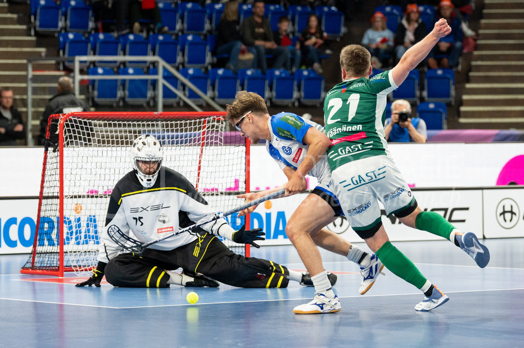 SV Wiler-Ersigen vs GC Unihockey - 23. April 2022 | SV Wiler-Ersigen vs GC Unihockey
Stimo Arena, Kloten
#21 Tatu Väänänen (SV Wiler-Ersigen) stört #40 Noel Seiler (GC Unihockey) vor #75 Torhüter Tim Kramer (SV Wiler-Ersigen).
Bild: Sportfotografie Markus Aeschimann | www.markus-aeschimann.ch - Realisiert mit Pictrs.com