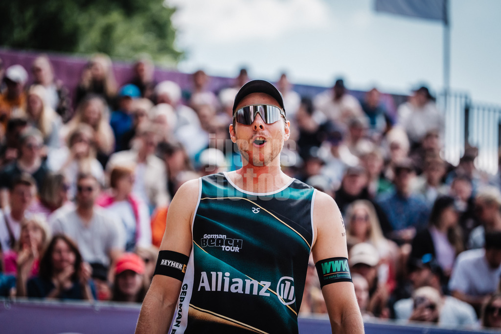 Beachvolleyball | Männer | Allianz German Beach Tour 2025 | Tourstop Düsseldorf | 17.05.2025 | Nils Ehlers atmet durch