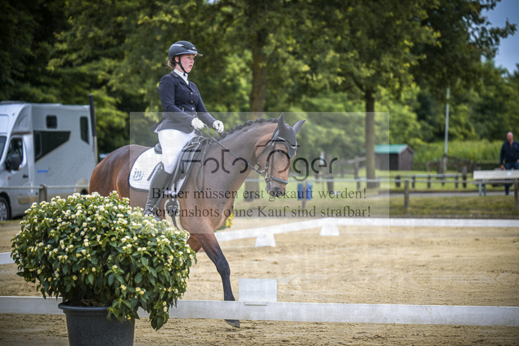 DOS_5732 | Entdecke hochwertige Reitturnierfotos von Foto Oger. Professionell, emotional und authentisch – jetzt Lieblingsmomente im Shop bestellen.Deutschlandweite Turnierfotografie. - Realisiert mit Pictrs.com