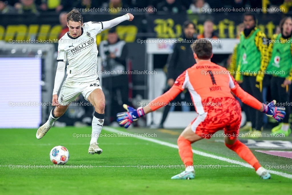 BVB19122501029 | 19.12.2025, Fußball, Borussia Dortmund - Borussia Mönchengladbach, 1. Fußball Bundesliga, 15. Spieltag, Signal Iduna Park, Saison 2025 2026: Florian Neuhaus&nbsp;(Borussia Mönchengladbach #10) beium Schuss auf das Tor von Torwart Gregor Kobel&nbsp;(BVB #01)  DFB regulations prohibit any use of photographs as image sequences and or quasi-video.