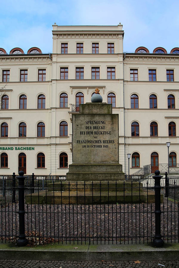 Foto: Leipzig - Brückensprengungsdenkmal | Das Team hinter BILDLEXIKON LEIPZIG bündelt historische wie aktuelle Informationen über die Stadt Leipzig in Text und Bild auf einer Plattform und stellt diese der interessierten Öffentlichkeit zur Verfügung.
