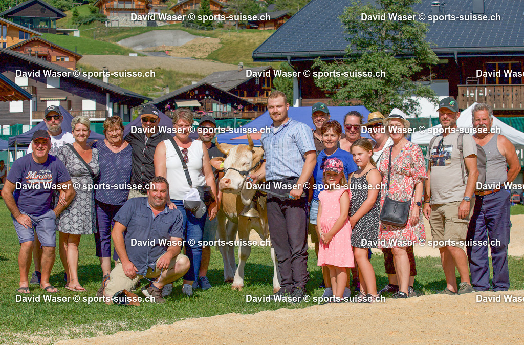 Vainqueur Finale des Actifs Collaud Romain _ la F_te Cantonale Valaisanne de Morgins le 13.08.2023 Photos Waser David _ sports-suisse.ch _ avec le Fan_s-club de Romain Collaud (3) | sports-suisse.ch