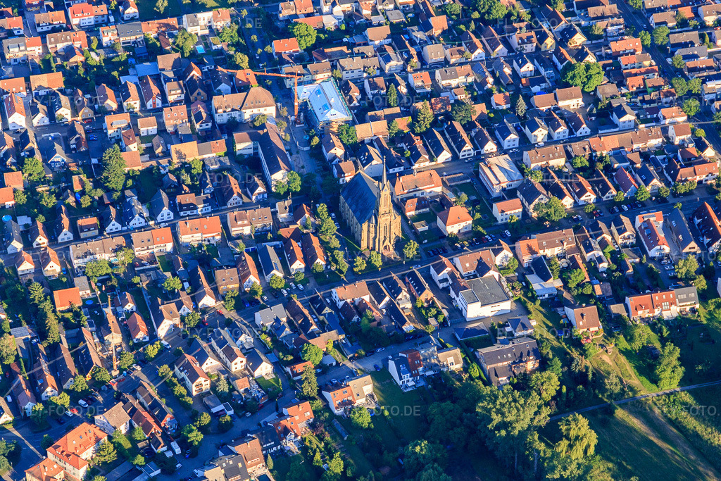 Luftbild: Evangelische Kirche Neureut Nord im Ortsteil Neureut in Karlsruhe im Bundesland Baden-Württemberg in Deutschland. Foto: IMG_115151.jpg vom 13.06.2019 durch Werner Riehm/FLY-FOTO.deEKINO-NEUREUT.DE
