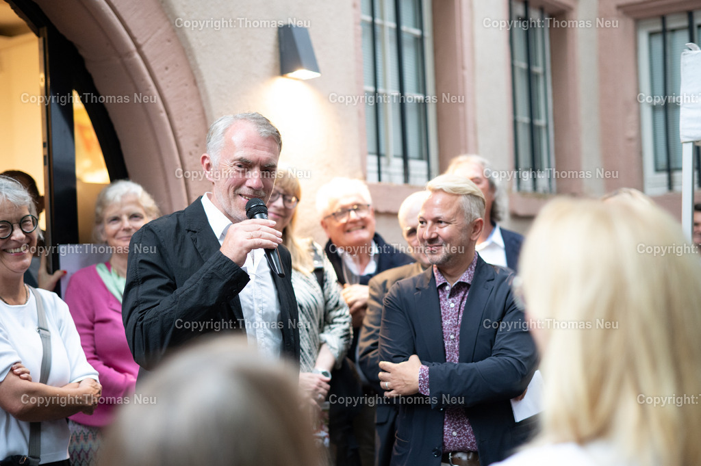 Neo-rauch-Ausstellung-museum-bensheim-art-2024056_Fotografie_Thomas_Neu | 6.7.2024, bbe, Museum Bensheim, Ausstellung Neo Rauch "im Papiergrund", hier im Dialog mit Museumsleiter Dr. Jan Christoph Breitwieser,, Bild: Thomas Neu
