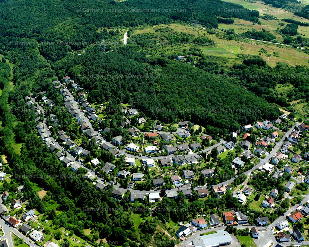 2610620 | SEELBACH 09.06.2006 Von Wald und Forstgebieten umgebener Ortskern der Straßen und Häuser und Wohngebiete in Seelbach im Bundesland Hessen, Deutschland // Surrounded by forest and forest areas center of the streets and houses and residential areas in Seelbach in the state Hesse, Germany Foto: Gerhard Launer