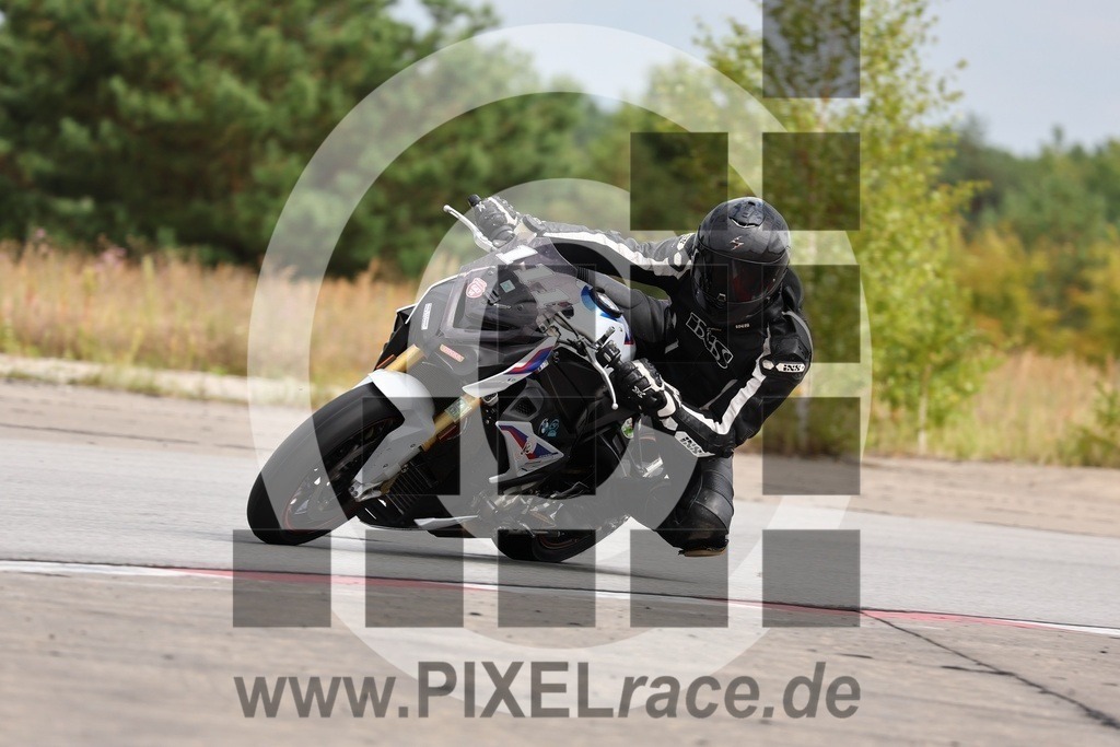 0111-20240803_04326 | Schöne Erinnerungen an spannende Momente - das festzuhalten ist unser Job. PIXELrace.de ist seit 2003 auf den Rennstrecken Europas unterwegs um die Action draußen beim Fahren und die wunderbare Stimmung imm Fahrerlager für euch einzufangen.