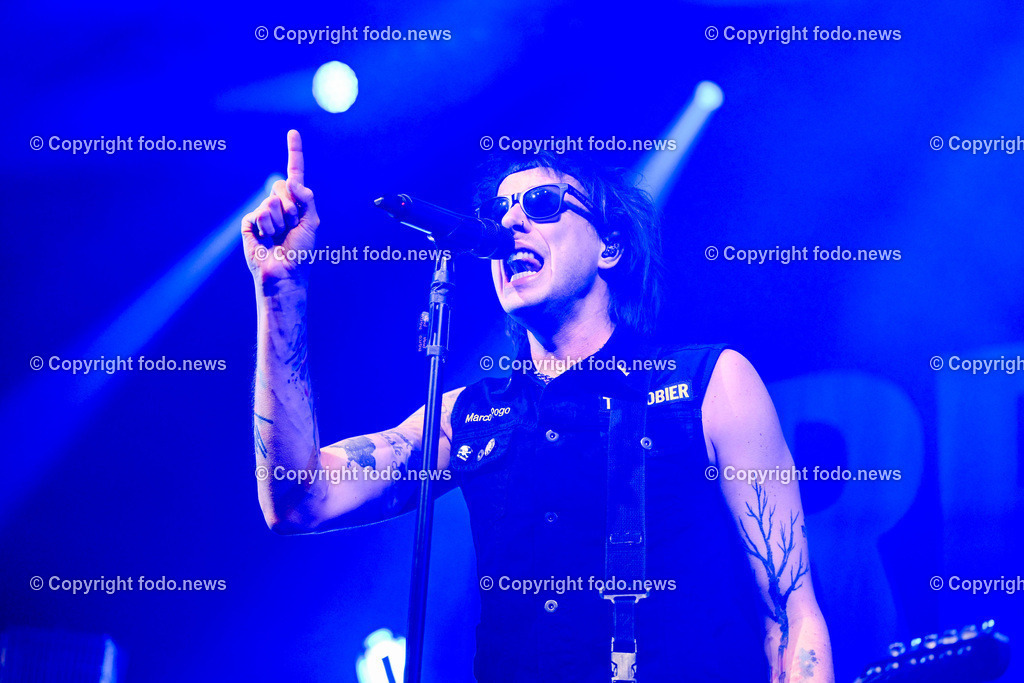 Posthof_ Turbobier_ Konzert_ 15.03.2024-33 | 15.03.2024, Linz, AUT, Posthof, Konzert Turbobier, im Bild Marco Pogo alias Dominik Wlazny (Saenger, Konzepter und Songwriter,  Gitarrist der oesterreichischen Punk-Rock-Band Turbobier, weiters Politiker der Bierpartei, Bezirksrat in Wien Simmering, Praesidentschaftskandidat, Arzt, Mediziner)