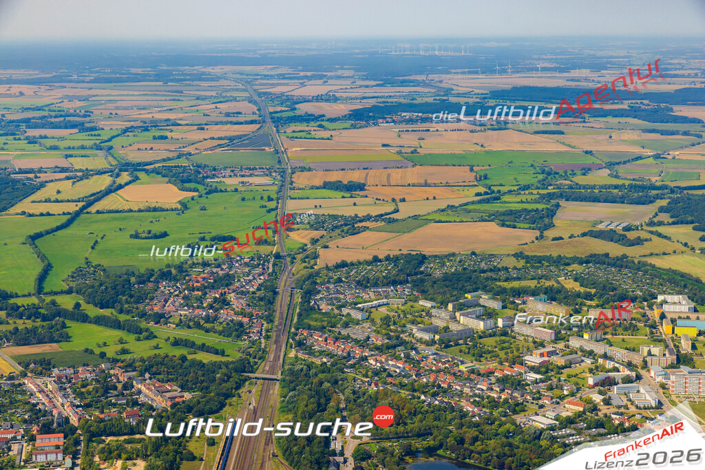 Klassische Luftaufnahme ohne Drohne zeigt:Wahrburg bei Stendal - Die Luftbildaufnahme wurde 2025 vom UL-Flugzeug heraus erstellt ( keine Drohnenaufnahme ) - Hochauflösende Luftaufnahme -Nicht vergleichbar mit Google Maps oder Satelittenbilder- Die Geschenkidee !Mit Lizenz und Bildrechte bestellbar