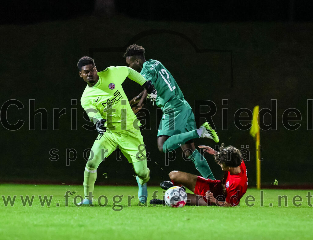 2023-09-01_071_SC_Baldham-Vaterstetten_gegen_TSV_1877_Ebersberg | Vaterstetten, Deutschland, 01.09.2023:
Fußball, Kreisliga 2023 / 2024, 3. Spieltag, SC Baldham-Vaterstetten gegen TSV 1877 Ebersberg, Ergebnis: 1:2

Torwart Solomon Arewa (SC Baldham-Vaterstetten, #21), Lusilawo Kisungu (TSV 1877 Ebersberg, #12), Manuel Rook (SC Baldham-Vaterstetten, #20)

Foto: Christian Riedel / fotografie-riedel.net