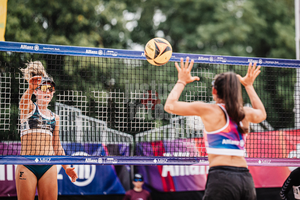 Beachvolleyball | Frauen | Allianz German Beach Tour 2025 | Tourstop München | 03.07.2025 | Angriff von Louisa Marunde