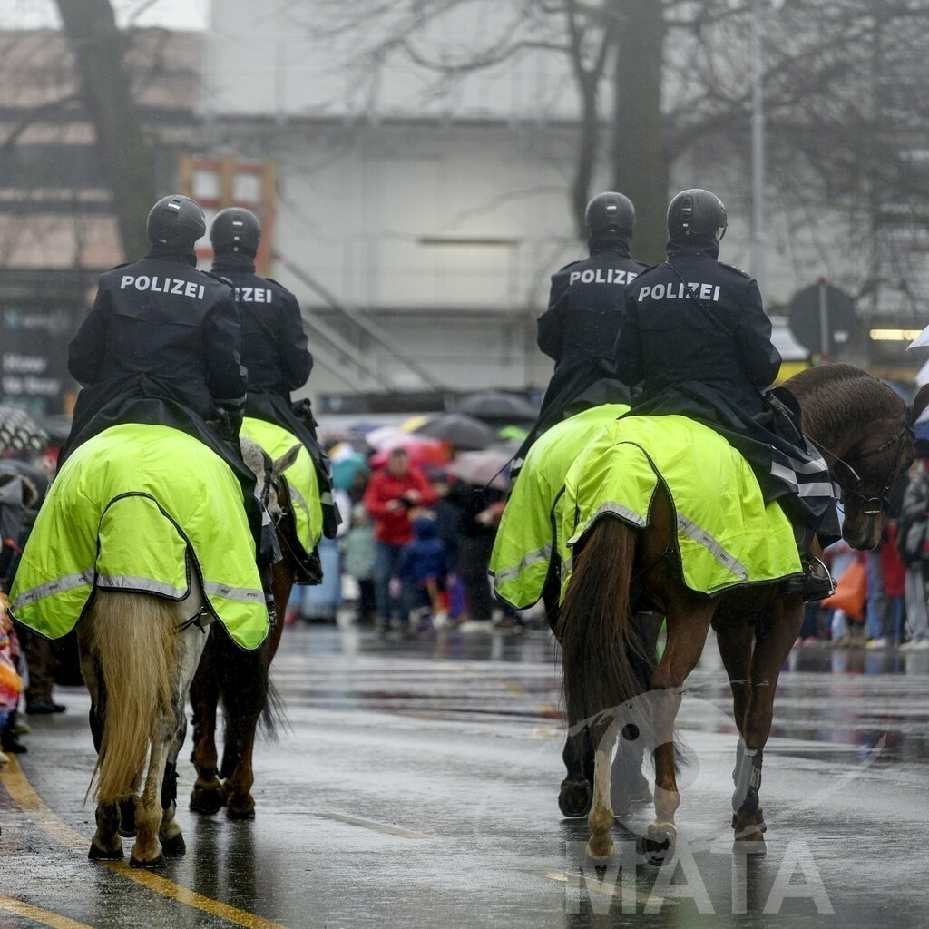 _DWA2305-1 | Trotz Nieselregen schlängelte sich der „Gaudiwurm“ am Sonntag durch die Nürnberger Innenstadt an tausenden Faschingsfans vorbei.  Nürnberg, 11.02.2024 - Realisiert mit Pictrs.com