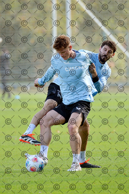 RGE_6481c | Hertha BSC, 2.Bundesliga, Herren, Saison 2025/26, Training, Montag 13.10. 2025,  im Bild von li. Sebastian Groenning (Hertha BSC),  Agustin Rogel ( Hertha BSC ),   Fotograf:  Ralf Gebhardt - Realisiert mit Pictrs.com