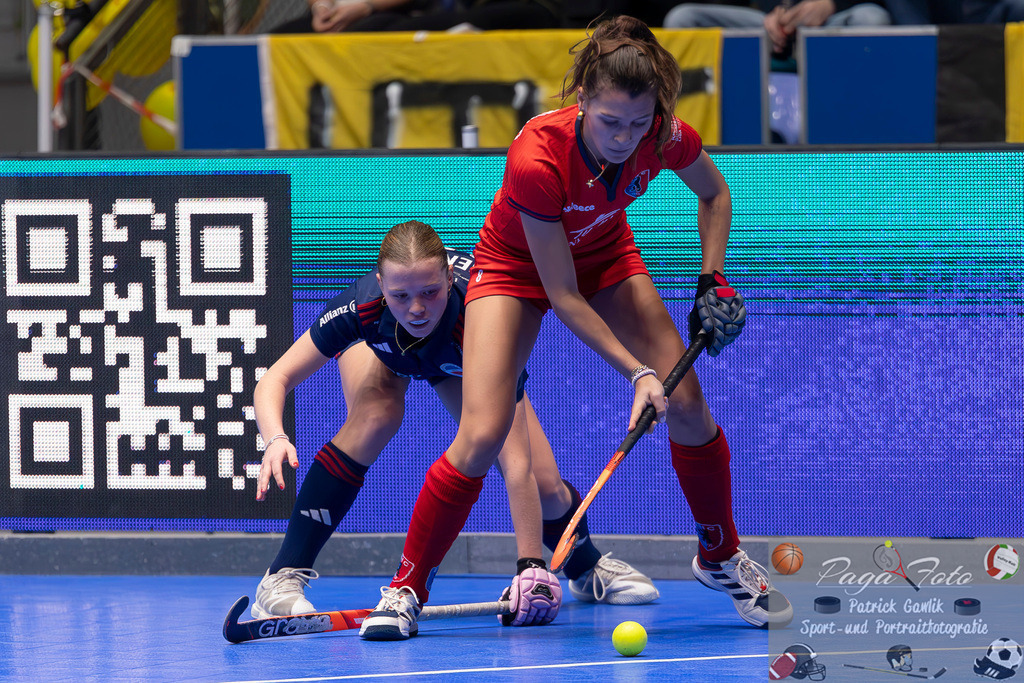Volvo E.R.B. Final 4 Finale Frauen: Berliner HC - Mannheimer HC, 26.01.2025 | Joana Boehringer / Böhringer (Berliner HC #8) &amp; Linda Bens (Mannheimer HC #24) im Zweikampf um den Ball, Berliner HC - Mannheimer HC, Frankfurt, Süwag Arena, 26.1.2025 - Realisiert mit Pictrs.com